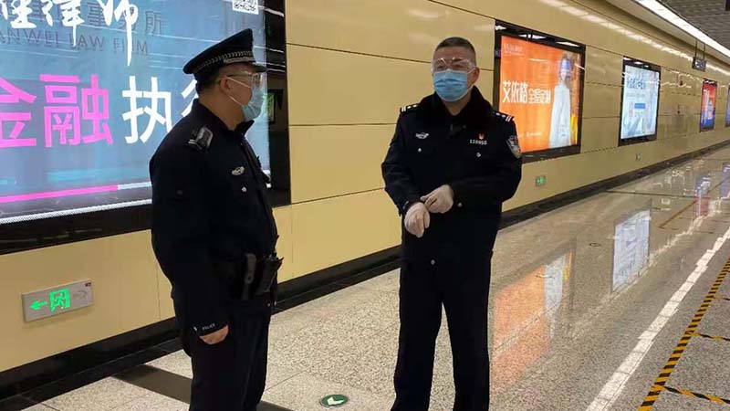 王剛（右一）到地鐵一線指導工作