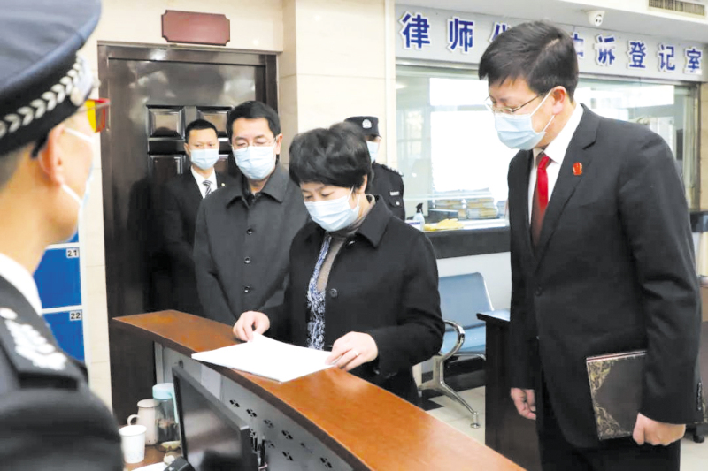 鄭青（右2）在省法院訴訟服務中心調研（配圖）_編輯