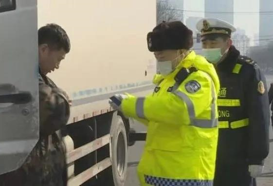 聯合執法隊隊員正在查看貨車駕駛員的證件