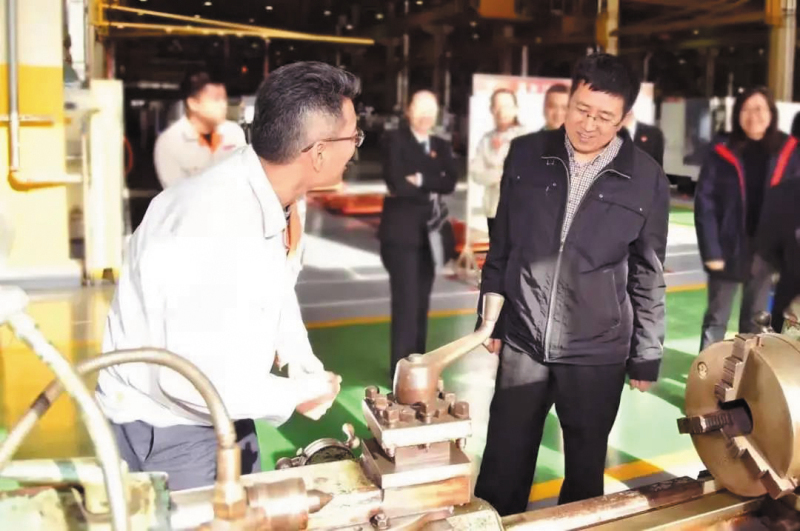 沈陽中院工作團隊實地考察沈陽機床生產經營情況