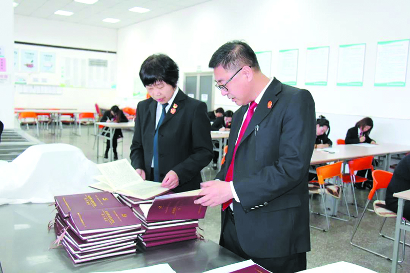 渾南區法院工作人員緊鑼密鼓批閱卷紙