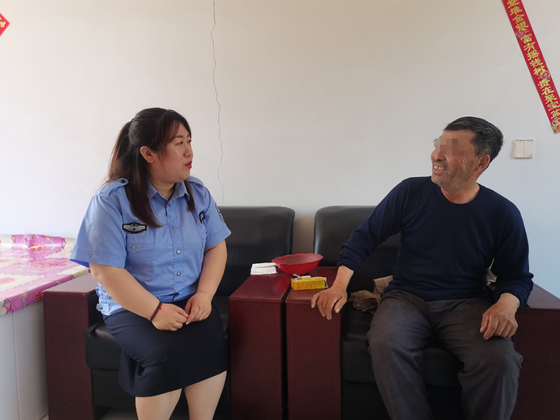 配文1：左長瑩（左）在當事人家中回訪