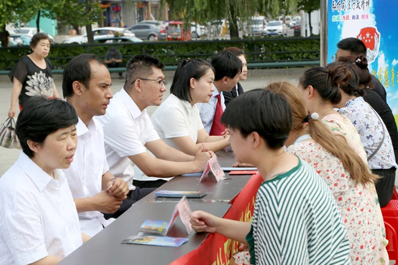 法律服務(wù)團(tuán)解答百姓問題