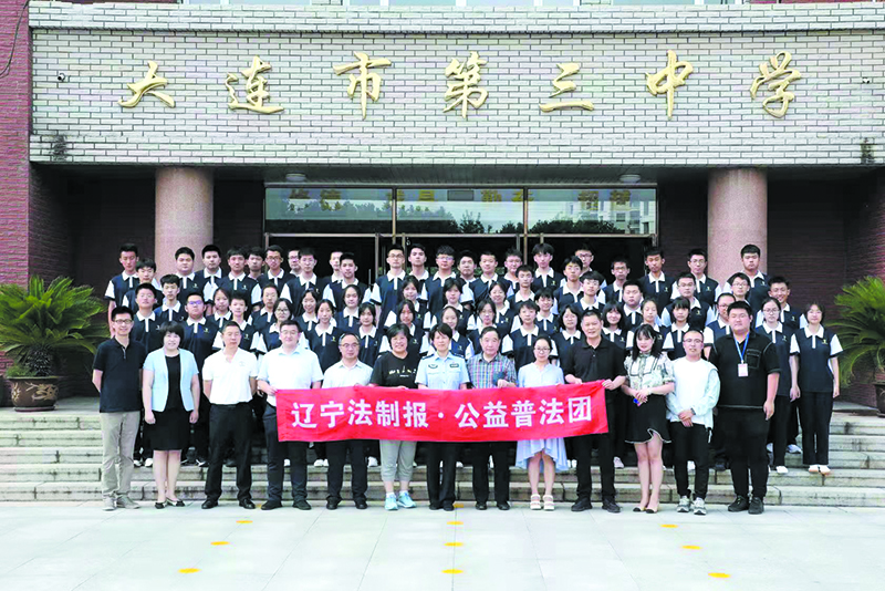 配文1：公益普法團成員與師生合影