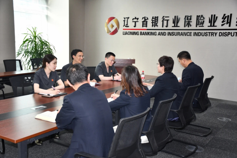 沈河區法院立案庭負責人一行在省銀調中心座談