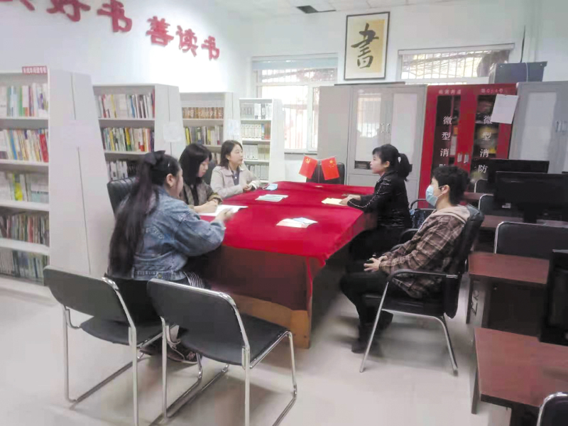 配文1：律師調(diào)解室律師在調(diào)解居民矛盾糾紛。