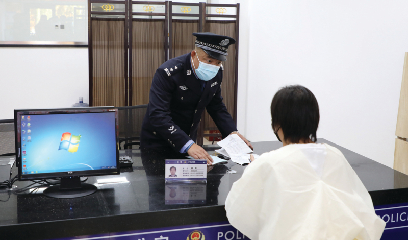 配文1：全省首家殯葬服務中心警務工作站為群眾提供服務