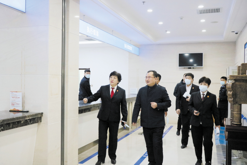 葫蘆島市中級人民法院黨組書記、代院長于德江(前排中)基層法院調研