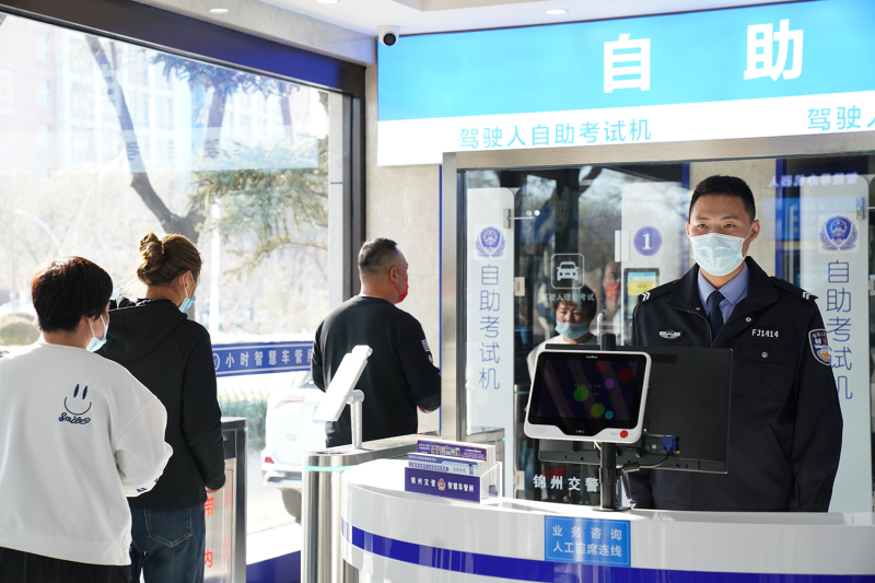 市民在“24小時智慧車管所”辦理業務11