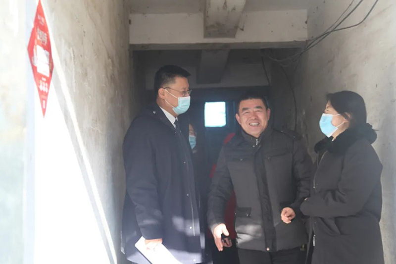 （遼中稿子配圖）法官回訪時，看到居民臉上洋溢著喜悅的笑容