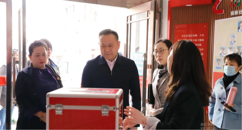 本溪市委常委、政法委書記徐勝（中）到“支部共建、社區共治”示范點調研