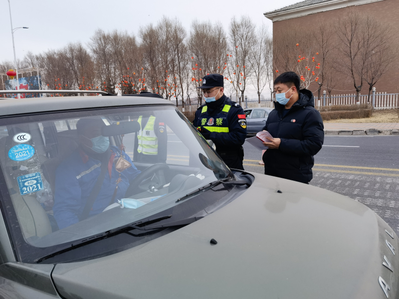3記者（右1）與輔警在高速口執勤1
