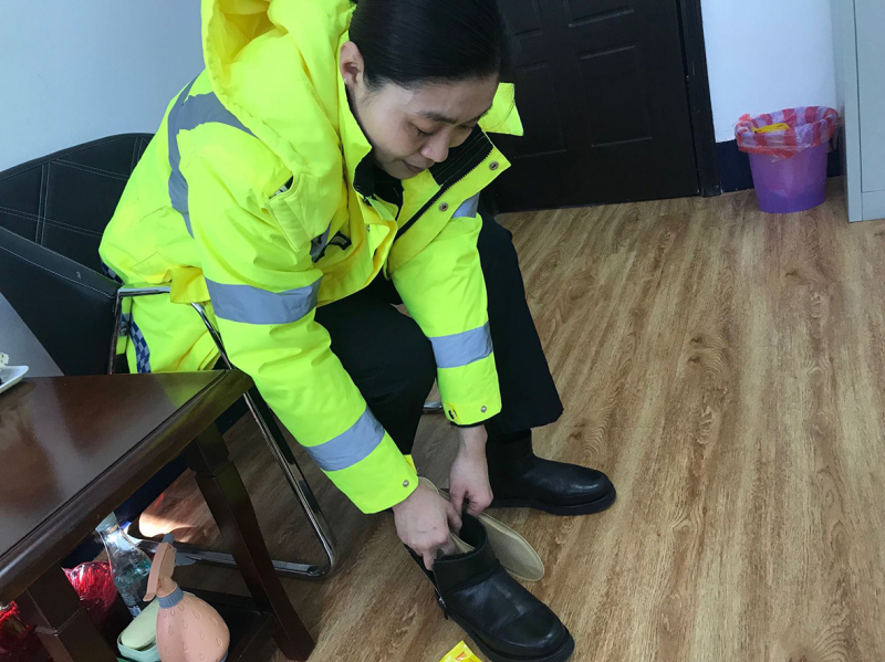 拿出早已經涼透的自加熱鞋墊