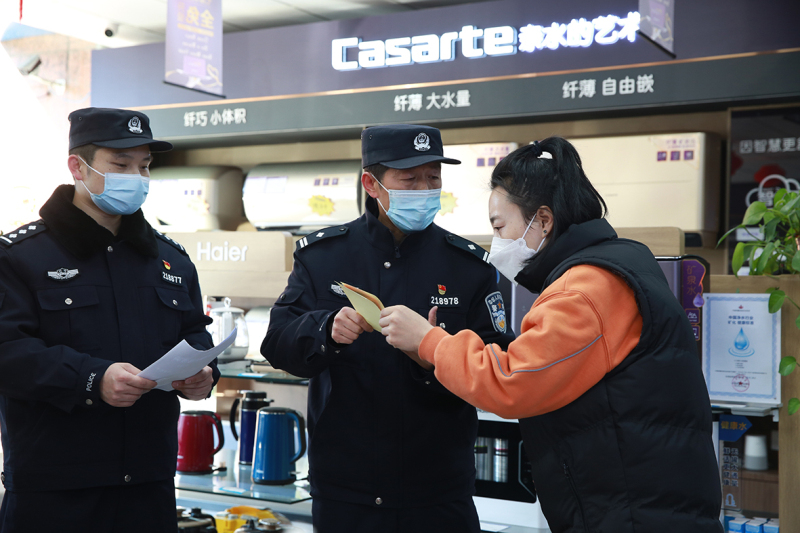 民警面對面宣傳