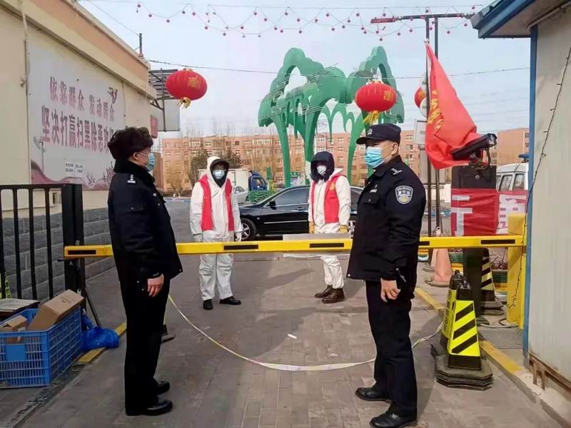 王民（左）和王鐵民（右）駐守在居民小區防疫卡點