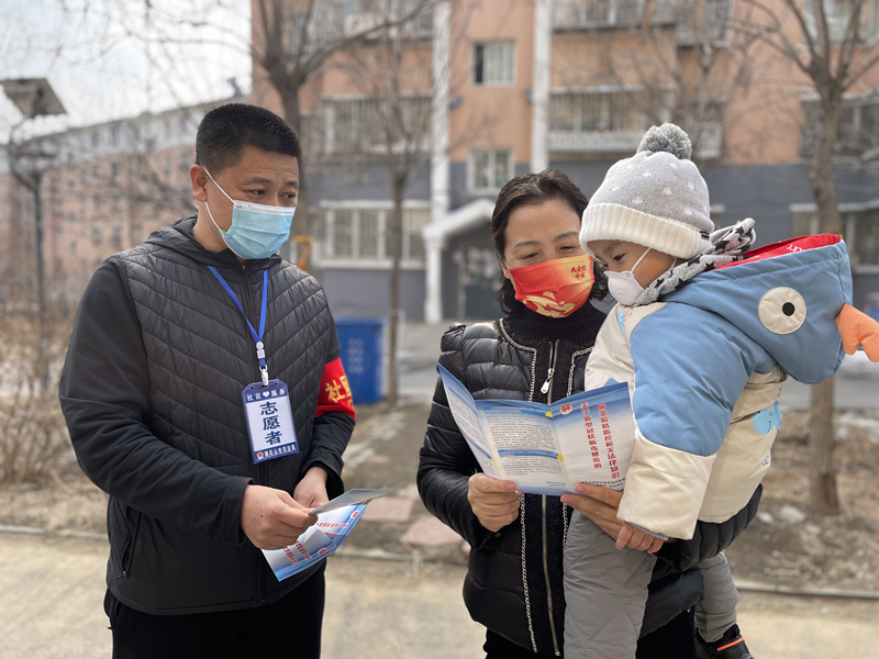 調兵山市司法局辦公室主任李偉向轄區群眾普及疫情防控法律常識