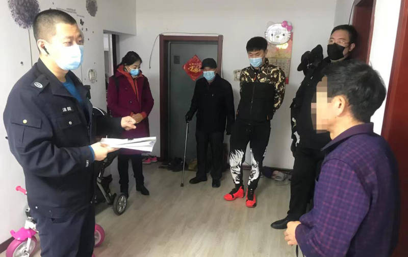 圖說：執(zhí)行局法官在執(zhí)行現(xiàn)場(chǎng)