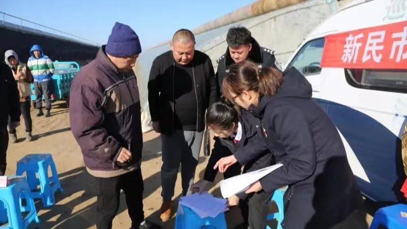 新民市法院法官駐村服務站進行示范性訴訟庭審后當事人簽署文書