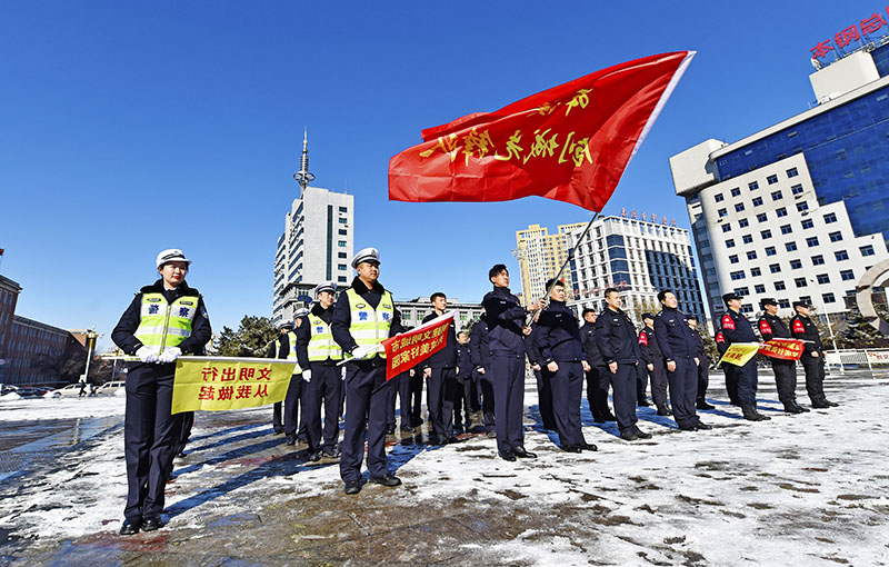青年民警“創城先鋒隊”號召居民文明出行