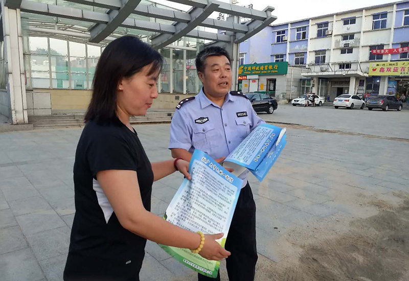 邢寶昌對轄區居民進行法治宣傳。