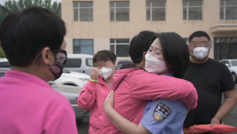 綏中稿：王梅與網警馮晶擁抱