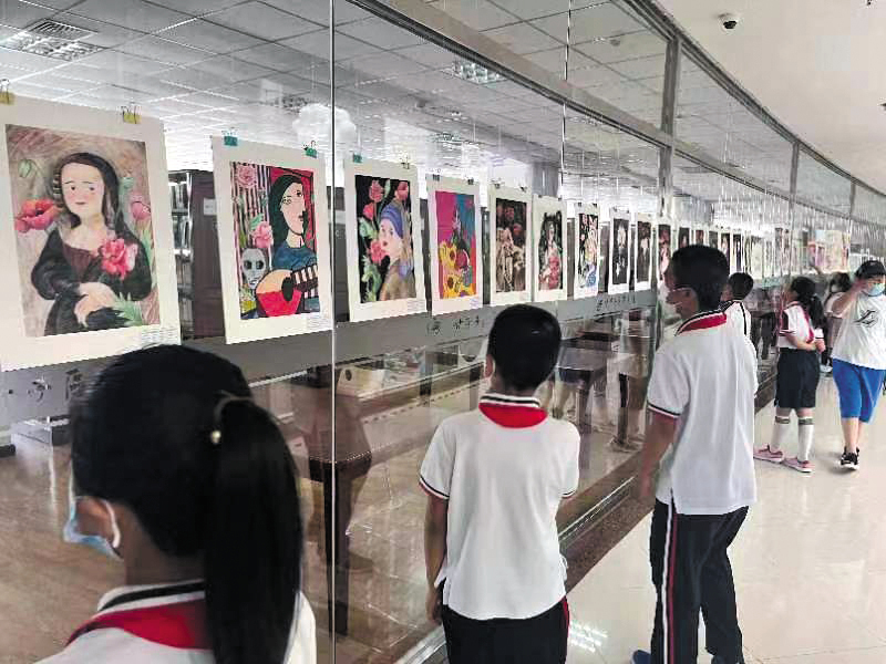 大連小學(xué)生參觀禁毒漫畫。