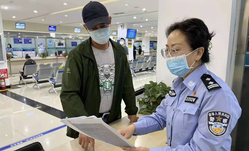 a鞍山市司法局行政審批科王經緯為行政相對人進行業務咨詢解答