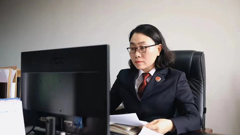 國小丹查閱政策文件。
