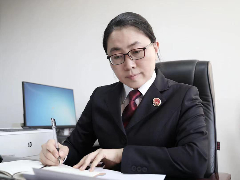 國小丹整理案件線索。