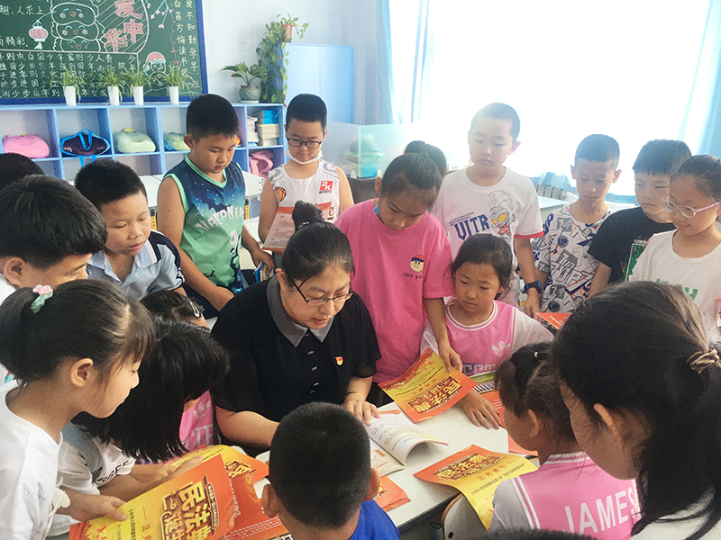 孫紅為清河區第二小學的孩子們講民法典
