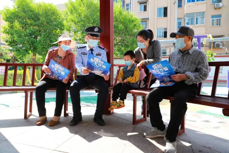 民警深入共建社區開展政策、法律宣傳。