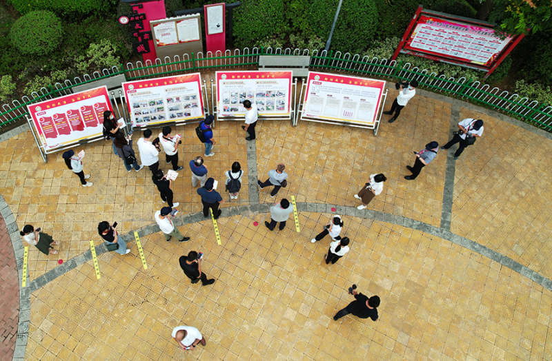 采訪團記者在江西省贛州市尋烏縣長寧鎮三二五村法治廣場采訪