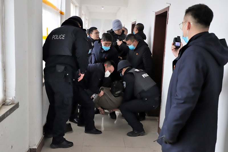 凌海市法院對一起金融借款合同糾紛案開展強制執行。
