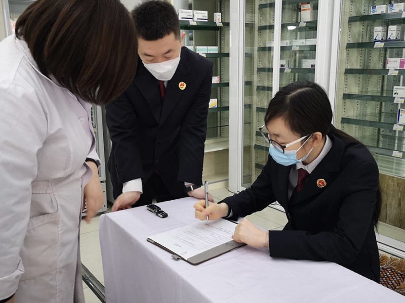 古塔區檢察院檢察官到藥店開展公益訴訟調查。