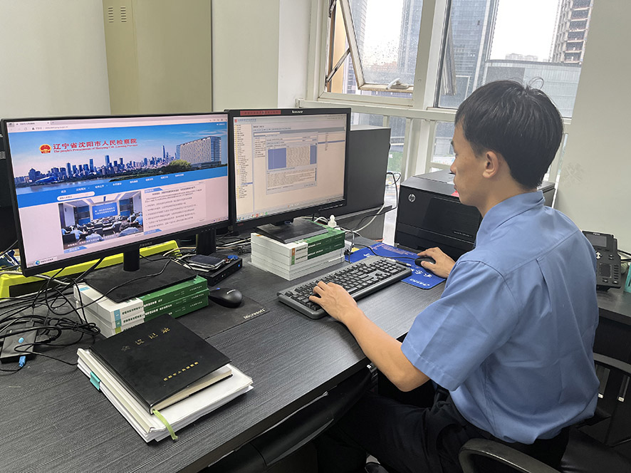 唐虎熟練地操作著全國檢察業務應用系統