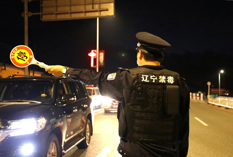 禁毒民警指揮過往車輛停車檢查2