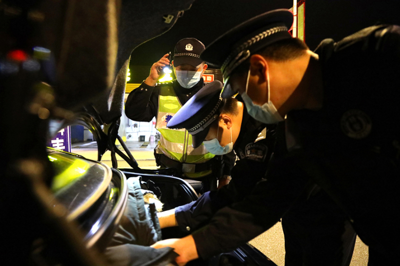 禁毒民警檢查過往車輛后備箱3