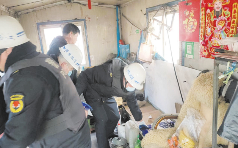 2022年2月9日，盤錦市城管執法人員協助違建房主清理室內物品。