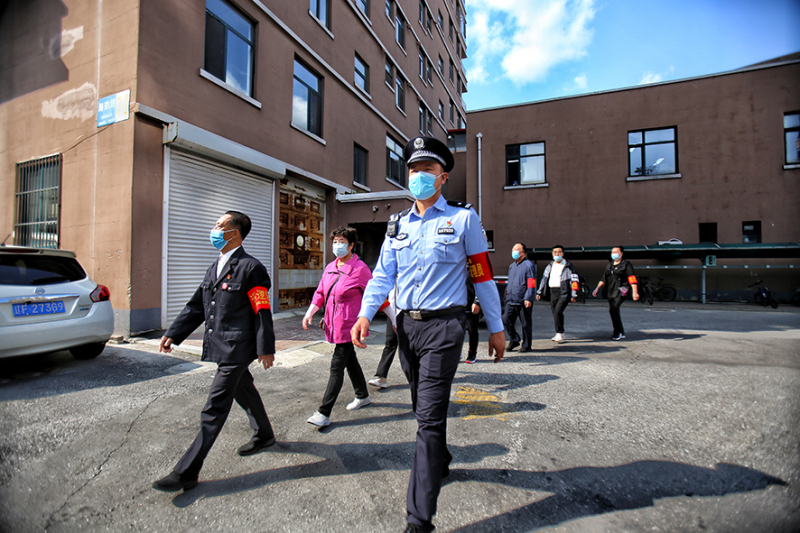 李鵬先后組建了義務(wù)巡邏隊(duì)、商戶聯(lián)盟、治安調(diào)解組等，為社區(qū)營造良好的治安環(huán)境。