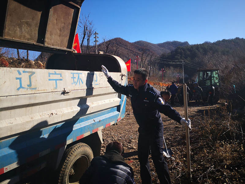 張宇航正在義務服務隊清理垃圾