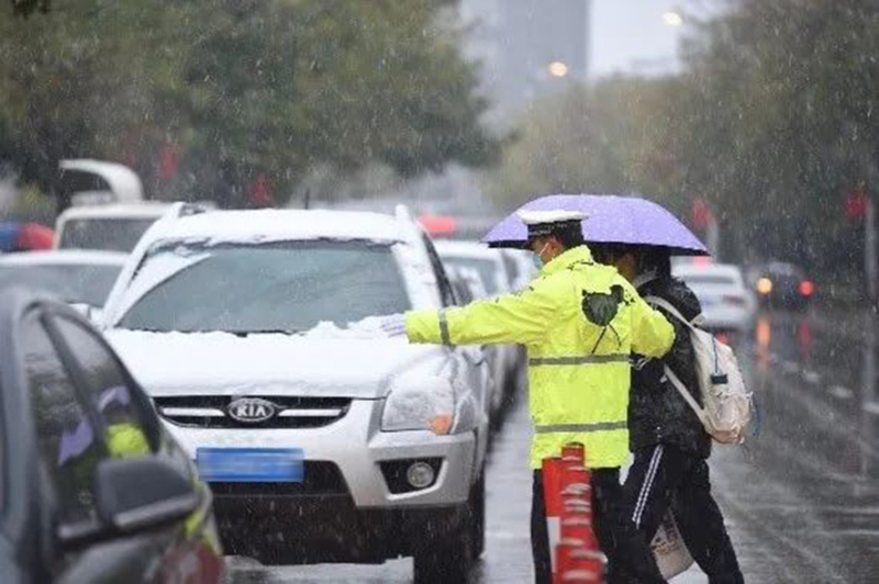 新民交警護送學生入校。