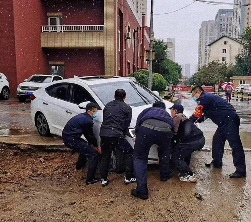 北海派出所民警救助被困車輛。