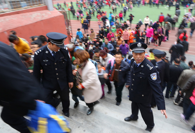 本溪市公安局明山公安分局結合流動警務設立護學崗。