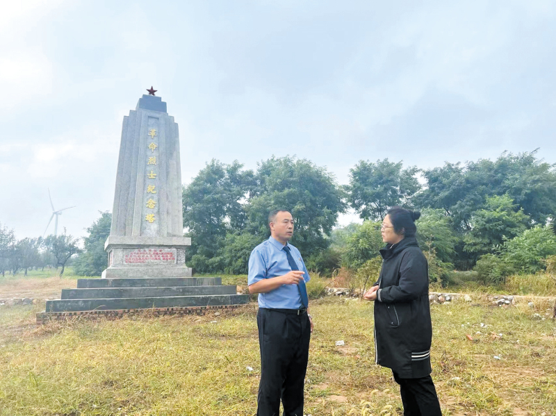 9月22日，記者跟隨殷樹森到老黑山“革命烈士紀念塔”實地勘查。