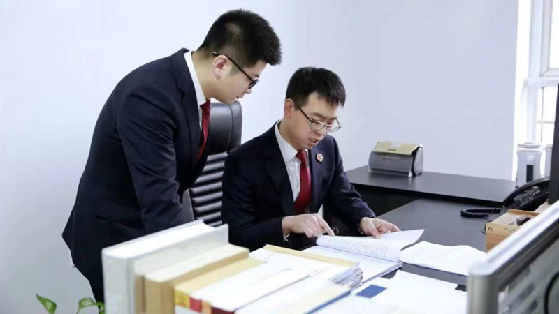 沈陽市檢察院干警梳理審查案件證據。