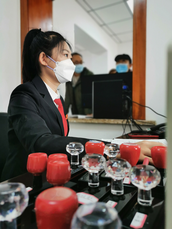 技術科的干警正在緊張的工作中。