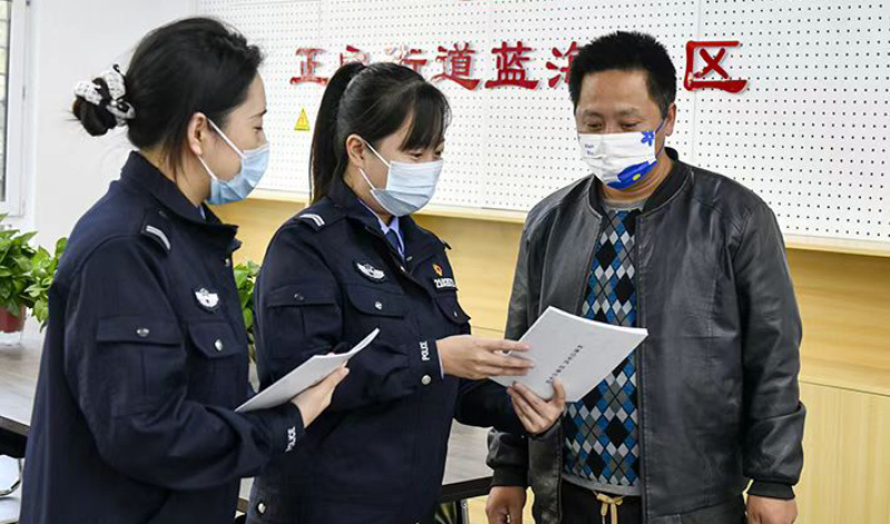 沈陽二監黨員進社區開展普法活動。