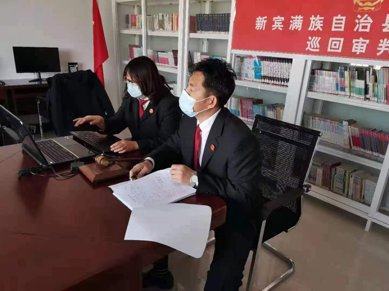法官孫錫銘（右）與法官助理正在開(kāi)展巡回審判