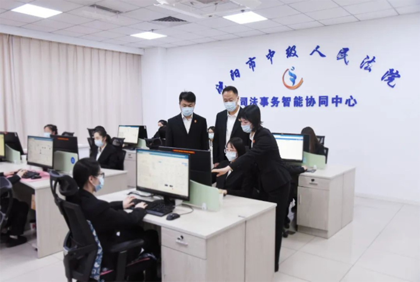 配文1：沈陽中院信息化處在研究全流程無紙化辦案系統。