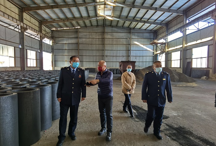 撫順清原——1124清原滿族自治縣稅務(wù)局趙冬（左一）、孫鵬（右一）深入企業(yè)宣傳稅收政策